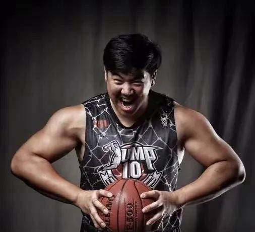 原创            杨政率领X战队参加“快乐向前冲”挑战，全员落水集结水中-快乐向前冲附