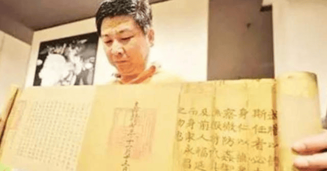 他的祖先的名字叫做张鹏程,是明朝崇祯皇帝的总兵副将,也是一个非常有