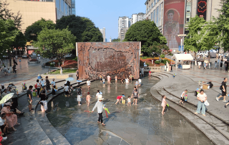 由于是周末的原因,整个三峡广场的人气还是非常之旺,看来这几年虽然新