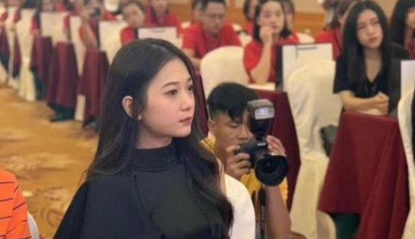 她是小学没毕业的董事长,23岁时有78亿身家,结果全是编的_张曼如_布朗