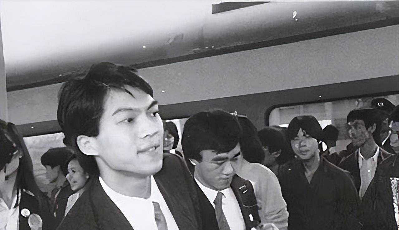 25岁退役的乒乓男神江嘉良,娶百花影后为妻,一家四口都颜值超高