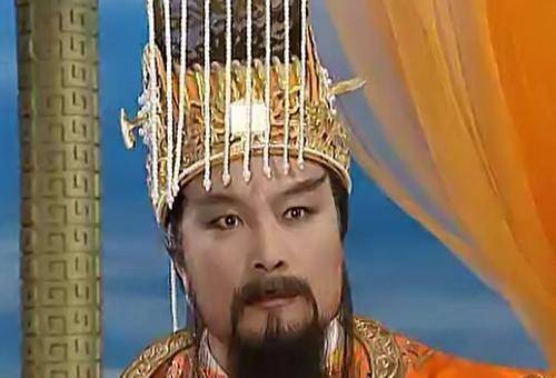 他是公认的"玉皇大帝",回家祭祖时才发现,冥币上画的是自己