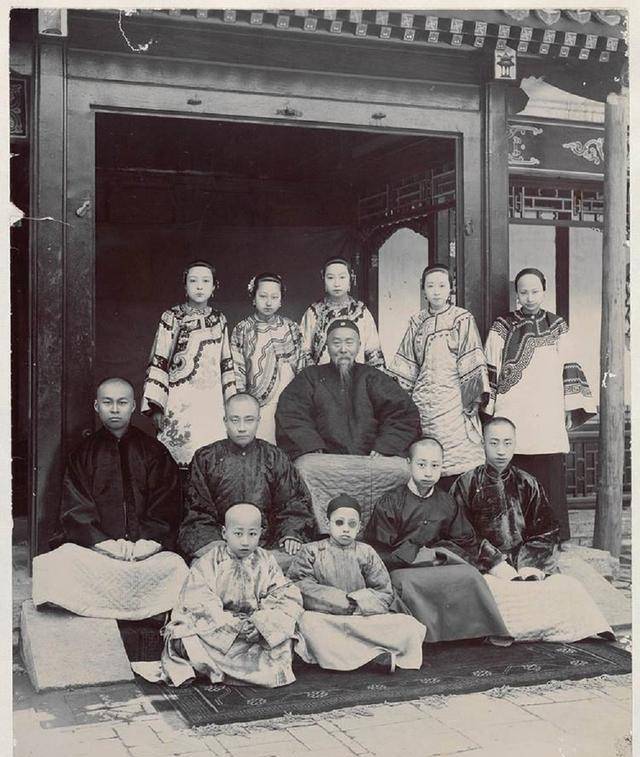李鸿章入土不过60年,尸骨被人炸墓挖出,挂在拖拉机后面拖行游街