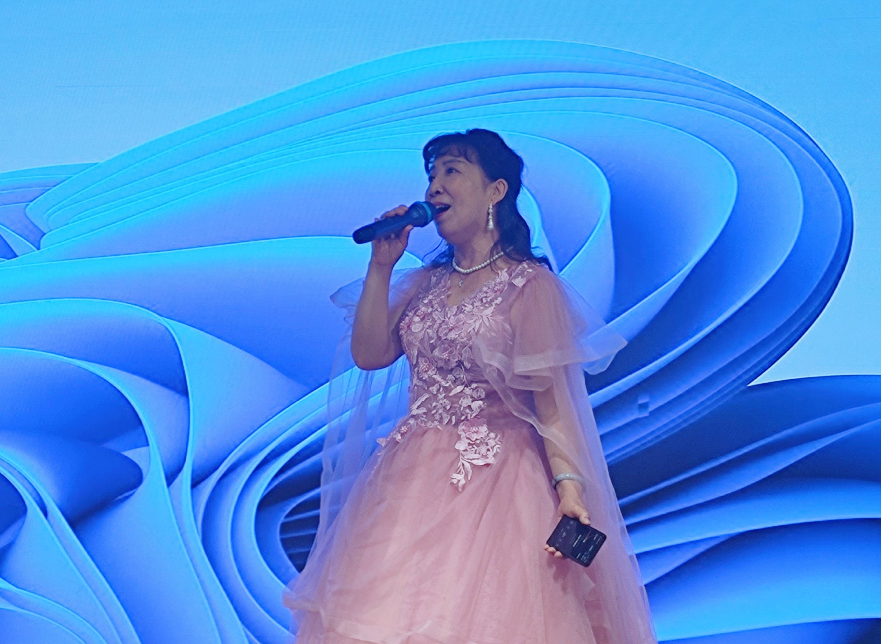 双手画牡丹"的国画佳作《花开富贵》,此次活动的策划人与主持人郝福宝