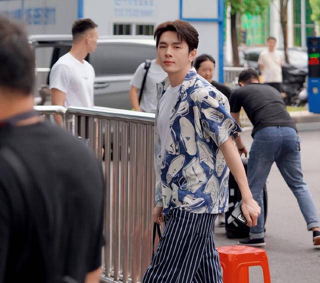 李佳琦参加披哥节目引发讨论,网友批评表演眉笔销售?