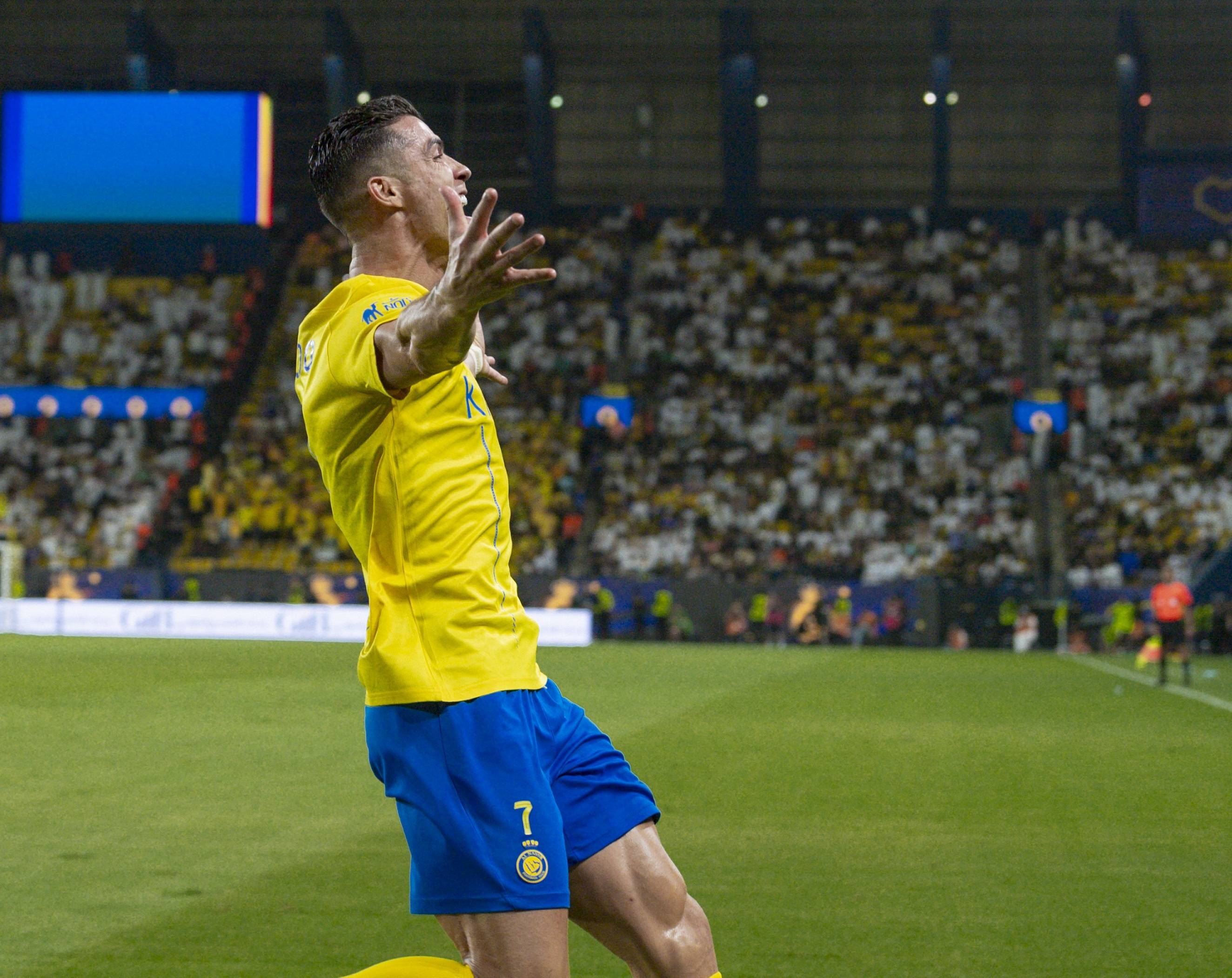 踢2026年世界杯!难怪c罗与球队续约,两大目的浮现,球迷笑了