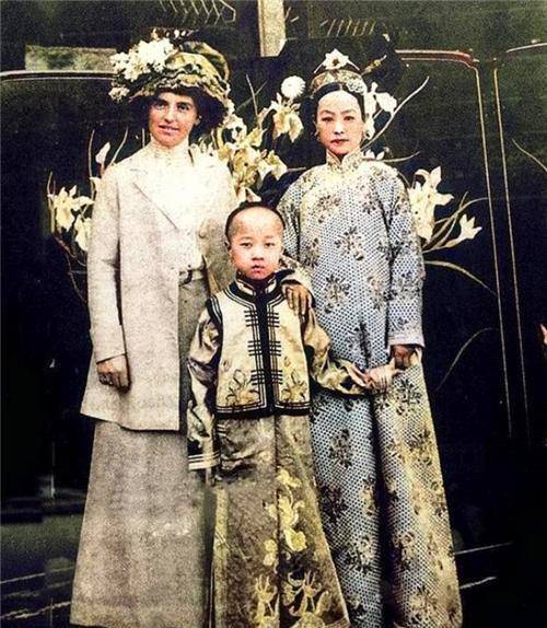 在慈禧眼里,也不过是个"棋子"罢了,她被慈禧悔婚许配给了辅国公载泽