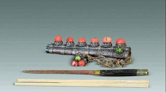 刀身拥有非常少见且巨大的红珊瑚,刀里面还藏着一双用象牙制作的筷子