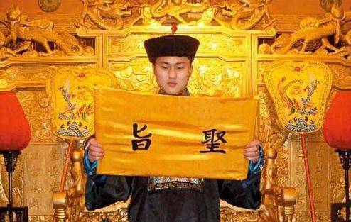 此人拥有9道祖传圣旨,博物馆借走两道,被专家弄丢后获赔9万_张鹏程