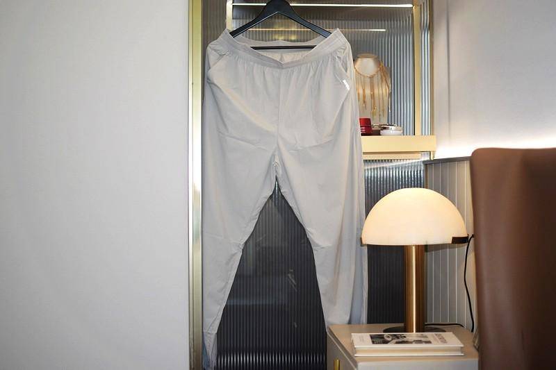 清凉一夏从“素湃”开始 寒水石凉感抗菌防晒速干休闲裤