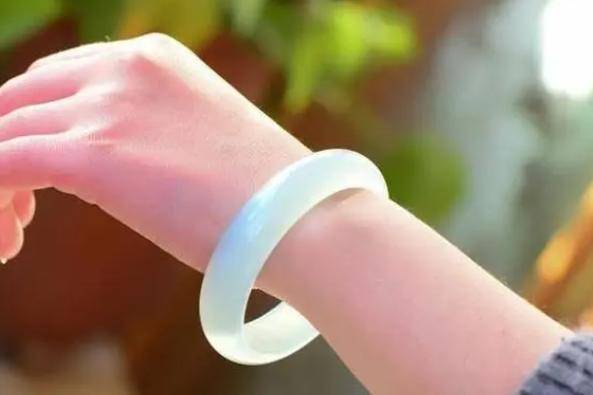 "人养玉三年,玉养人一生",坚持佩戴玉手镯的人,最后怎样了?