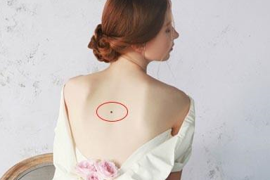 背部长痣的女人图片