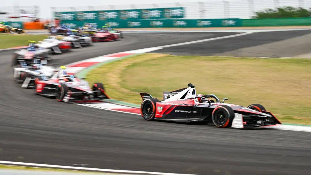 赛车比赛现场看才过瘾!