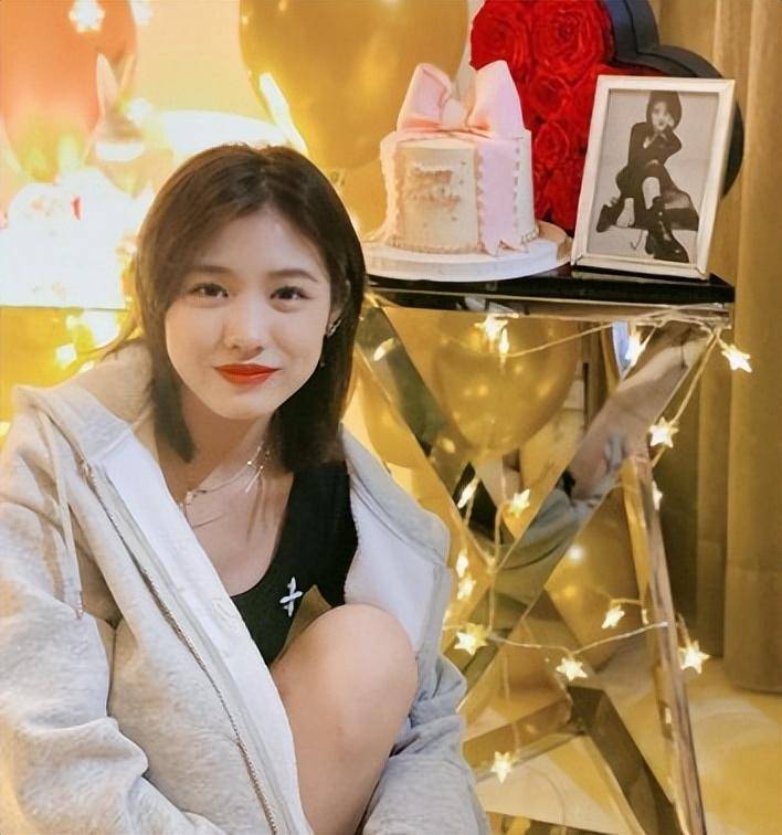 汪峰接女儿放学,搂着醒醒好有爱!醒醒形体出众连背影都像章子怡