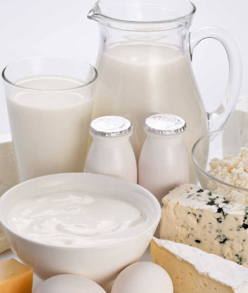 中国居民膳食指南建议要多吃奶类,每天摄入300~500克奶及奶制品