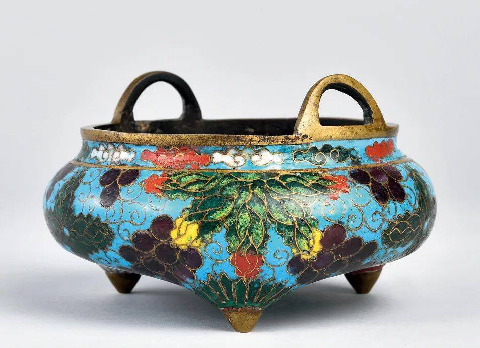 lot 857明早期 掐丝珐琅葡萄纹冲耳炉口径:11.5cm69h:8.