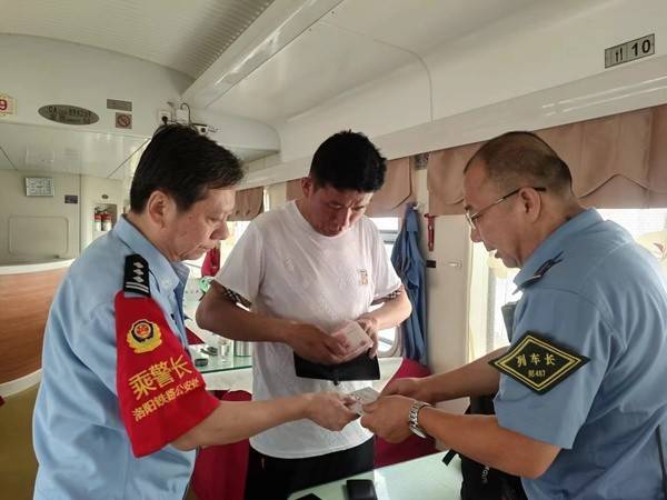 上海三队的活雷锋:诚信服务,拾金不昧