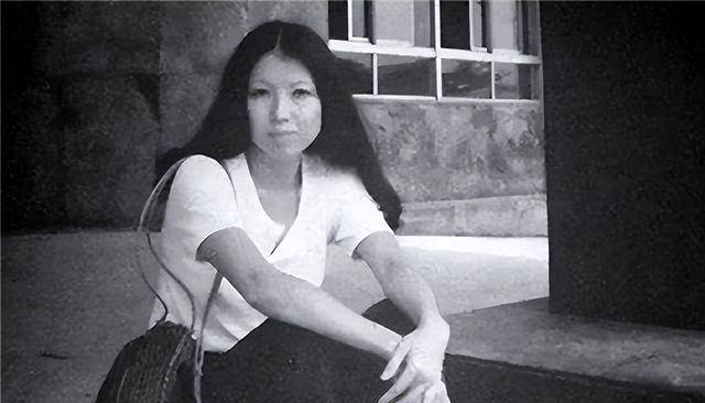 三毛跟荷西不寻常的婚礼上的三个细节,其中一个细节令人感叹