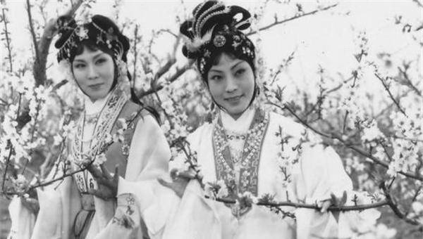 尤其是像陈燕燕这样的女人,想要在演艺界不断开创自己的高光时刻,更是