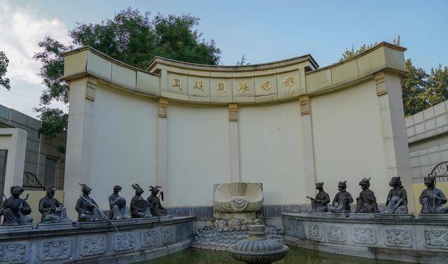 乾隆"御用衣柜"惨遭嫌弃无人要,一位老外捡漏后,转手卖9315万_圆明园