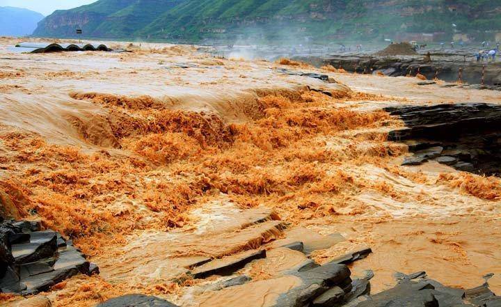 黄河水比市区高7米,地上悬河危险!为什么不把泥沙挖走?