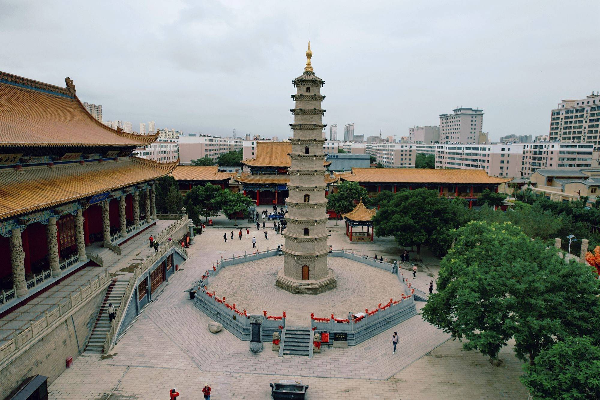 甘肃武威有一座鸠摩罗什寺,雄踞西北已逾千年,充满了传奇色彩