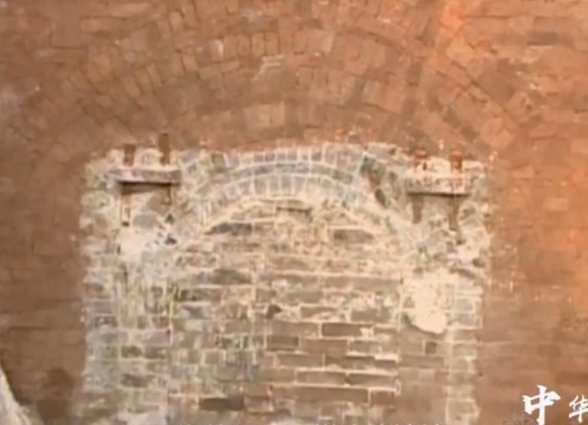 2005年,湖北出土一男七女合葬墓,开墓门前出现一片白雾吓坏专家
