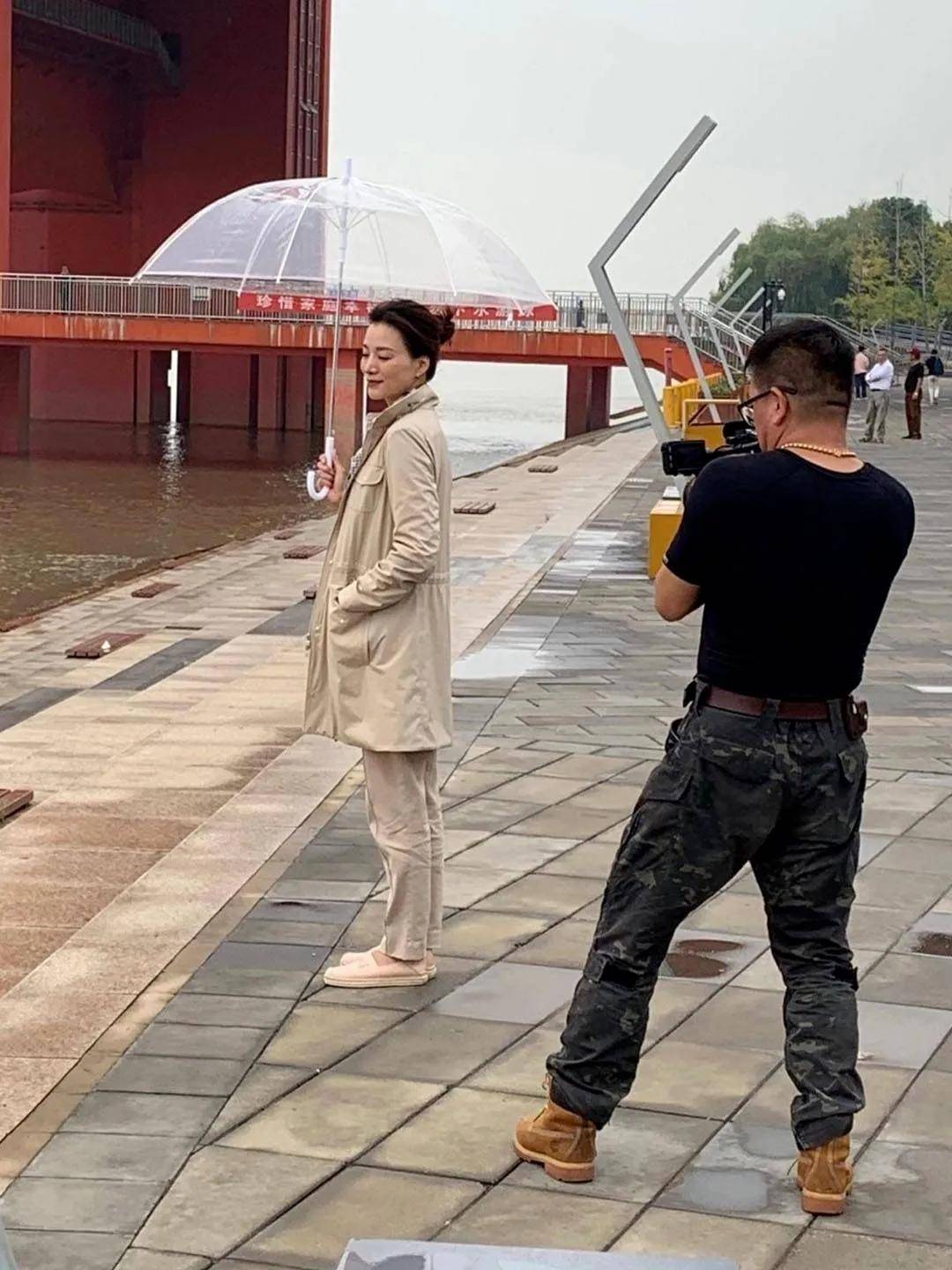 路人偶遇董卿,白发根根分明素颜干巴巴的一股子姨味,并没吹捧的那么有