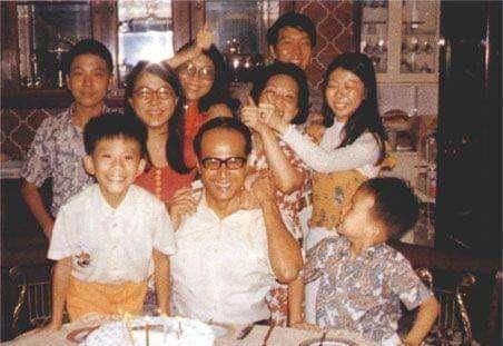 李嘉诚小时候,生活困难,能够成为亚洲首富,完全靠的是自己的能力,其次