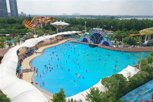 图片源于网络如今,很多主题乐园里的游戏场所,都会在游乐设施的上方