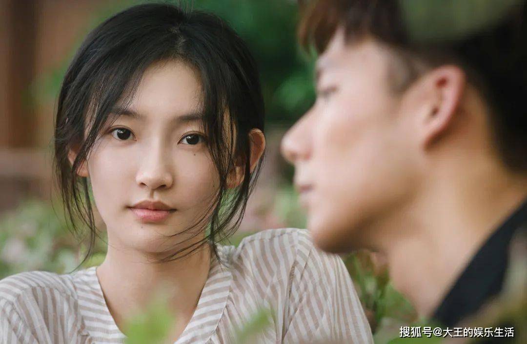 周依然:素颜出镜却火爆全网,大咖争相合作,张艺谋的话再次应验