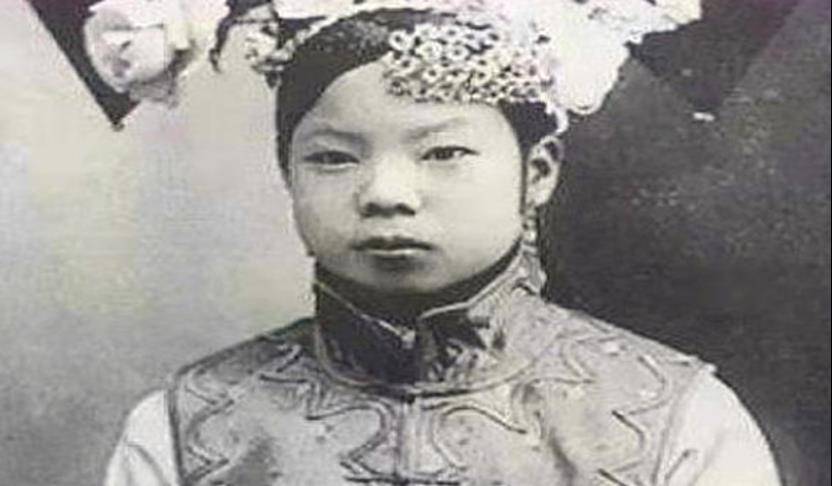一,身为清朝的末代皇妃,她的婚后生活过得非常不幸福.
