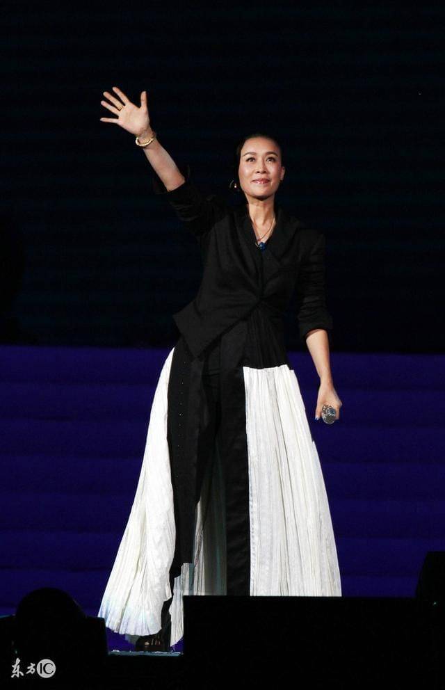 孙楠那英"越界"友谊长存,亲吻事件引热议