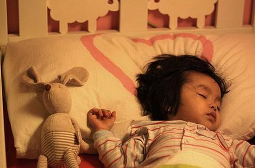 一家四口睡觉照片走红,婆婆忍不住笑了:父母是真爱,孩子是意外