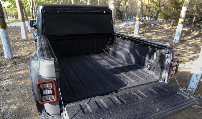 jeep 角斗士:小众硬派越野车,多金皮卡高端玩家的新宠