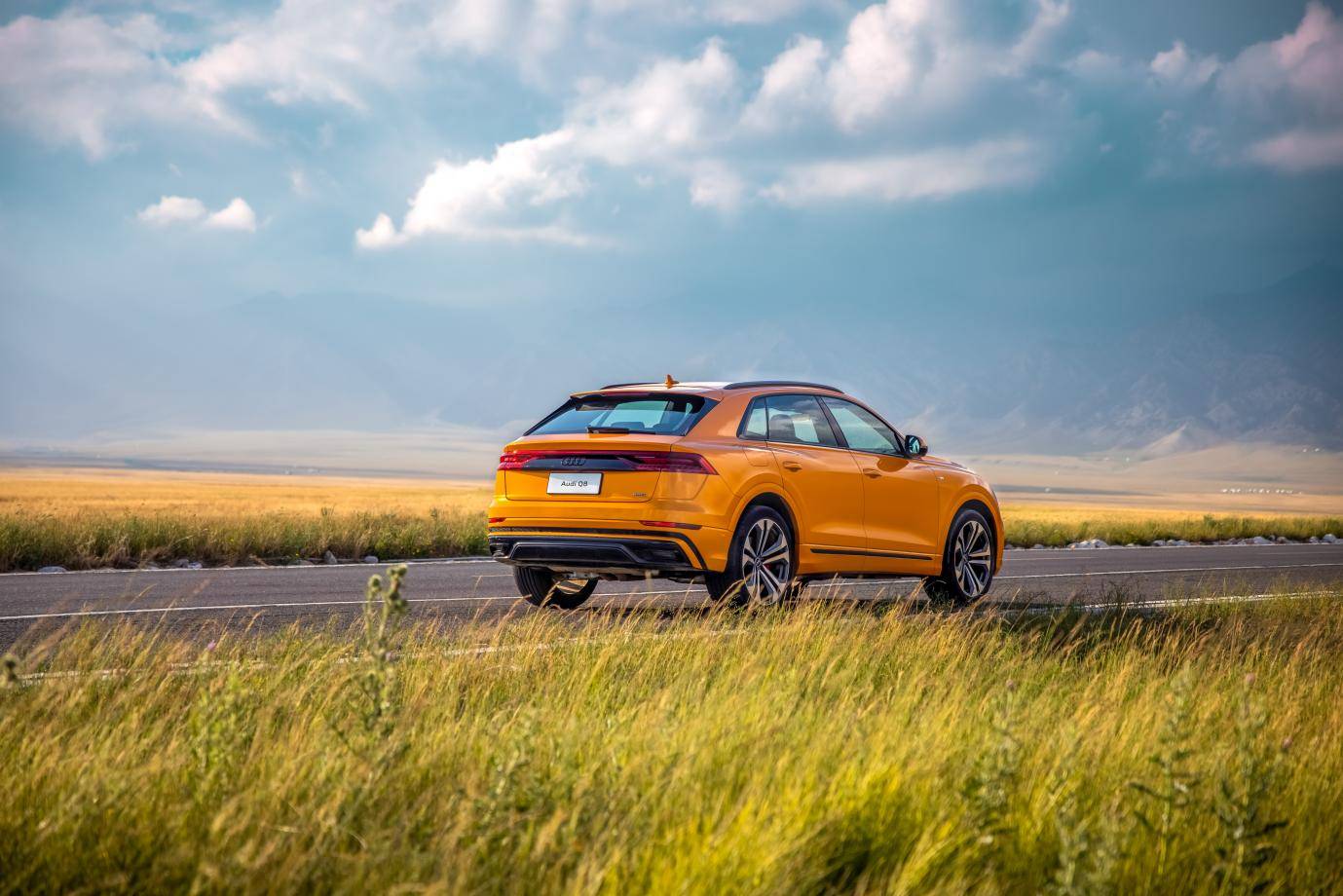 奥迪q8:阿勒泰自驾游的豪华之选