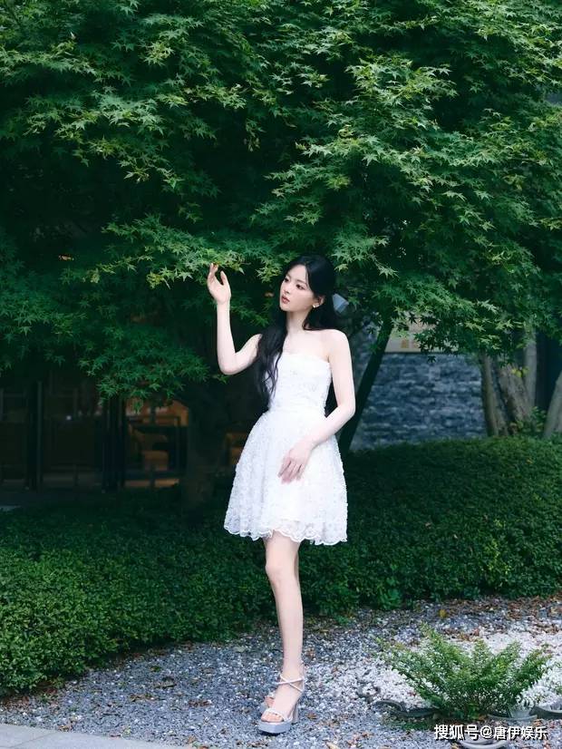 杨超越纯白短裙写真曝光,甜美清新,成都之行魅力四射!