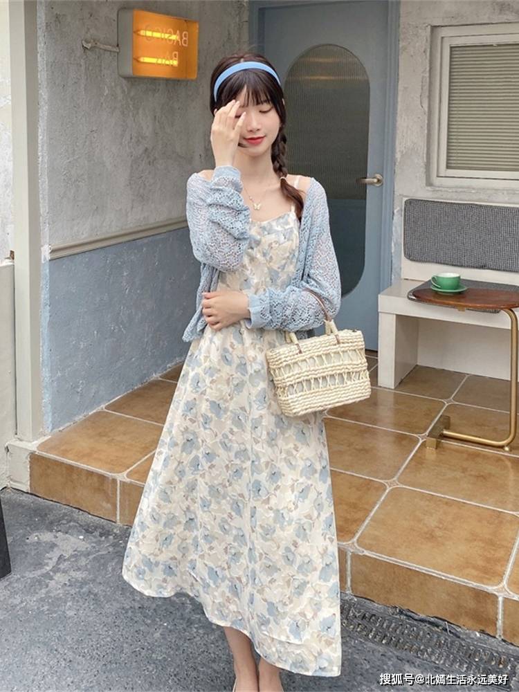 北嫣女装搭配一条印花的连衣裙很不错