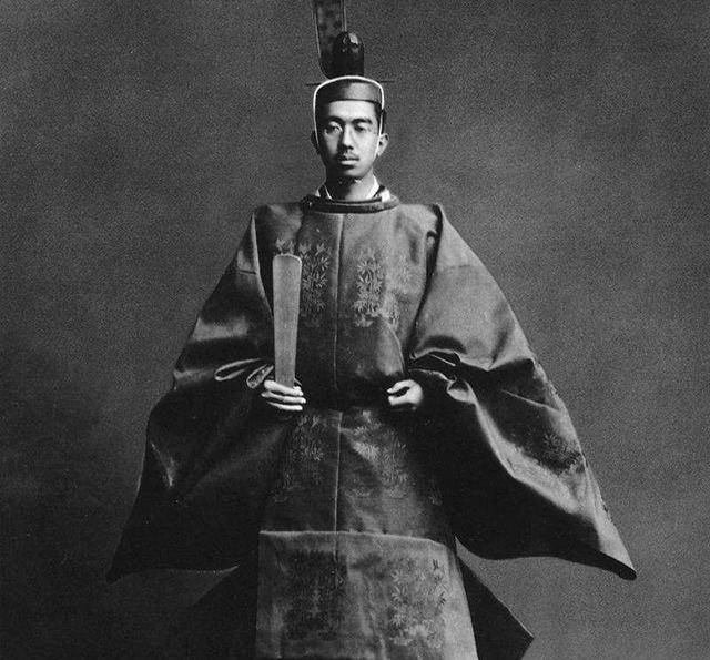 1989年裕仁天皇离世,数万民众前来吊唁,不少老年人相继自杀_日本_雍仁