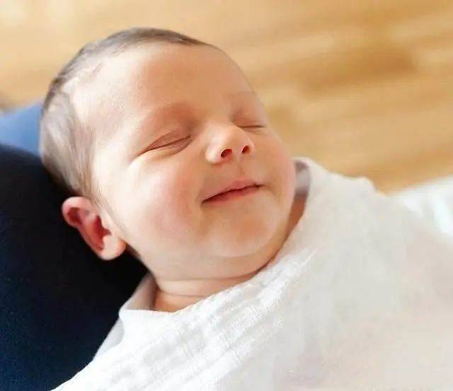 在宝宝三个月期间，这些睡姿会让宝宝睡得越来越难看。马宝不能忽视头型的影响。