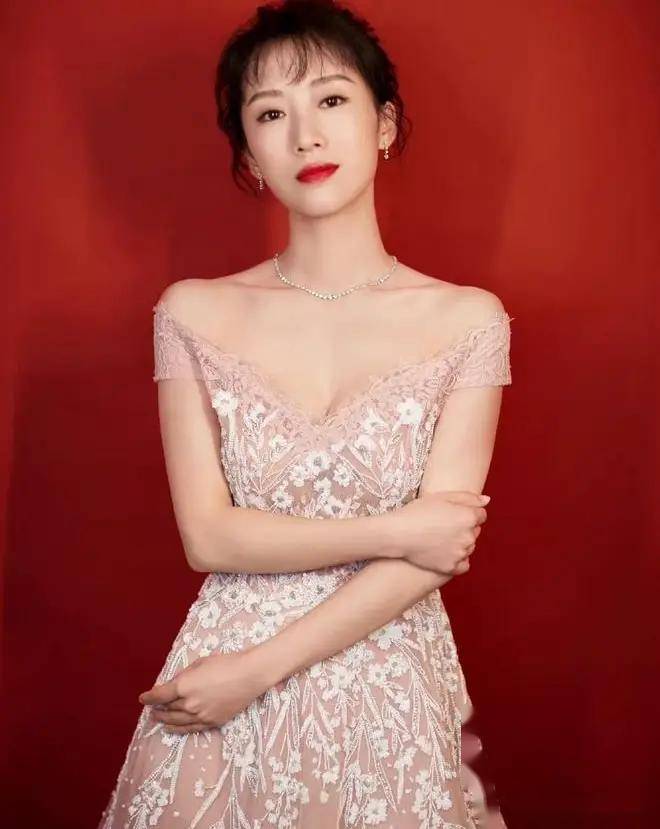 李念的写真,女神的饱满有料性感让人心跳加速!