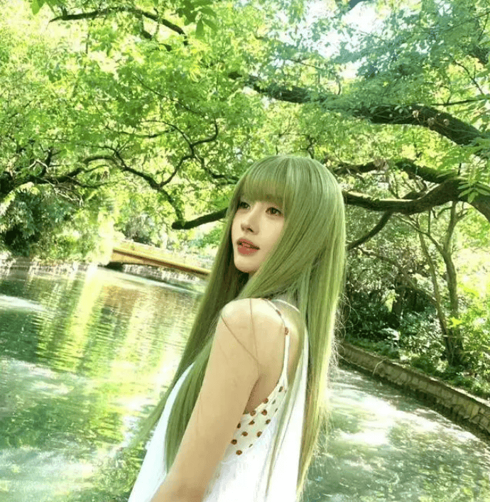 百变小鞠!继金发和粉发之后,鞠婧祎又解锁了绿发,给人焕然一新的感觉