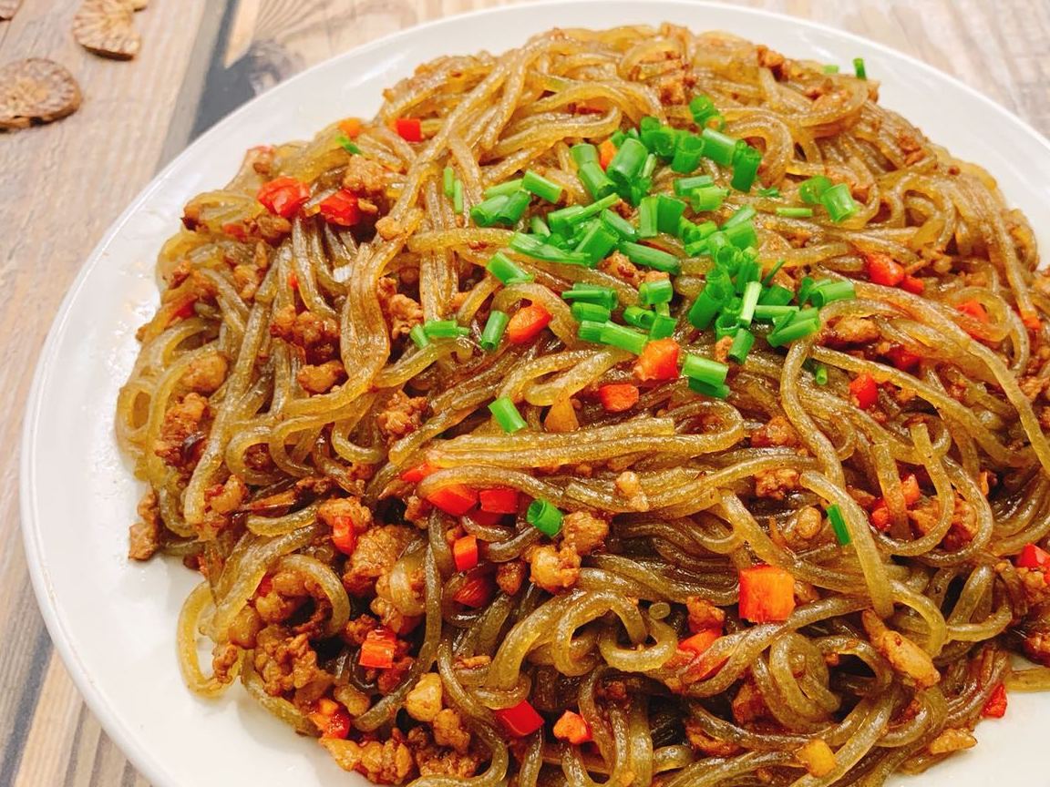炒粉丝时,最忌讳焯水后就炒,多加1步,粉丝根根顺滑,还不粘锅