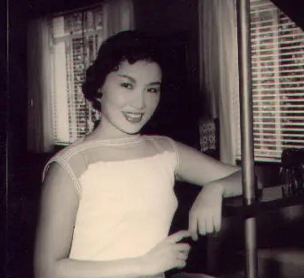 当时,72岁的梁实秋见到比自己小28岁的韩菁清,虽然已经43岁,但是保养