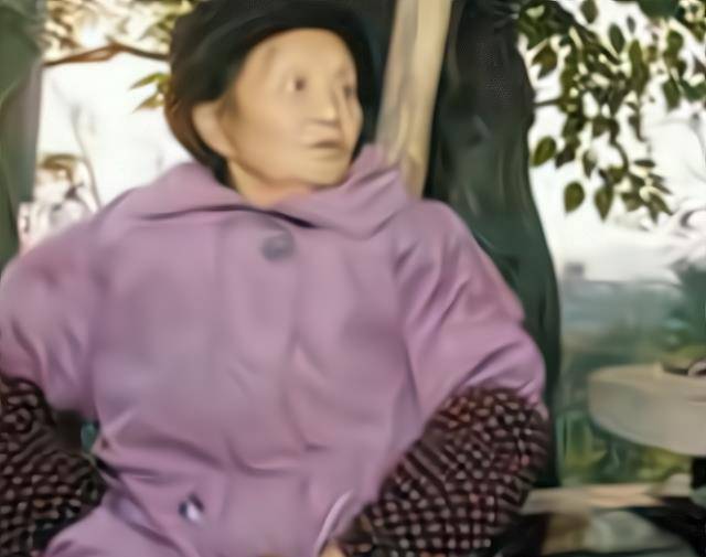"不久,李腊芝托人找到了单身多年的邱大爷.