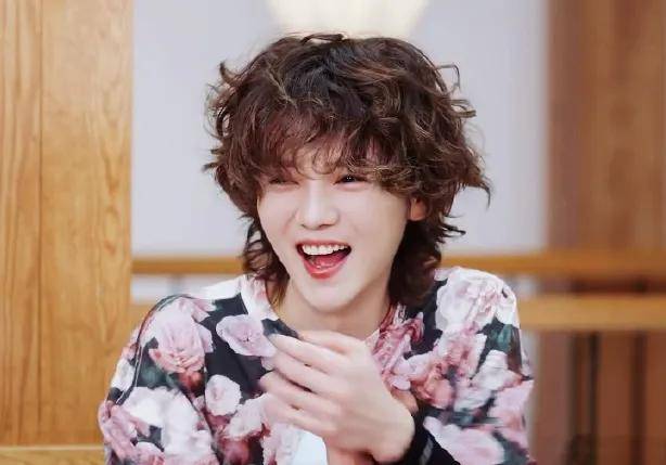 鹿晗中学照片曝光,网友感叹:难怪董子健比不过.