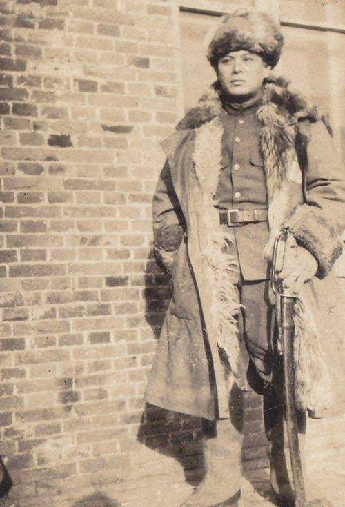 大敌当前,他与18岁女兵成亲,牺牲后,妻子终身未改嫁