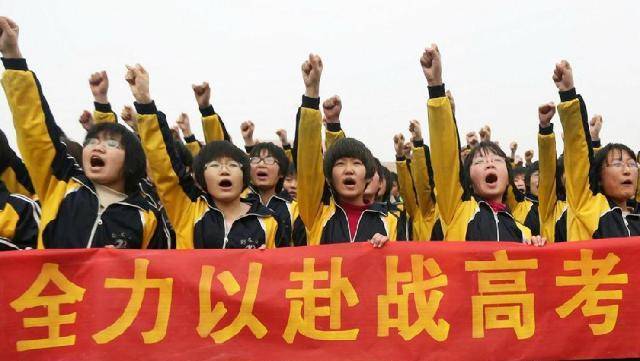 湖北女孩高考617分,执意复读被吐槽"不知足",最后考了多少分
