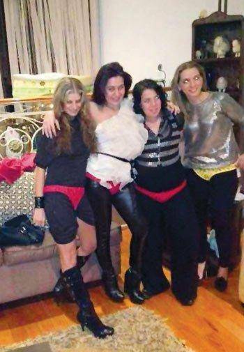 图15 莉塞特(左二)跟朋友们毛里西奥的哥哥给了她