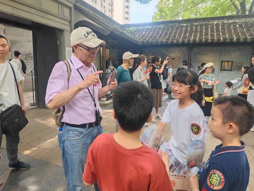 别样citywalk促梧桐树下的孩子们快乐成长